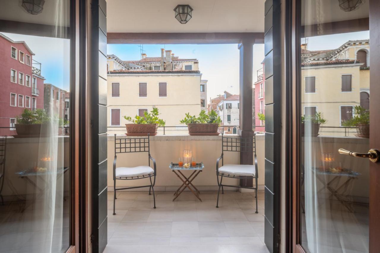 Garden Mansion With Private Mooring R&r Venise